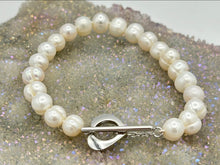 Cargar imagen en el visor de la galería, White round pearl bracelet with metal heart lock (7 mm)
