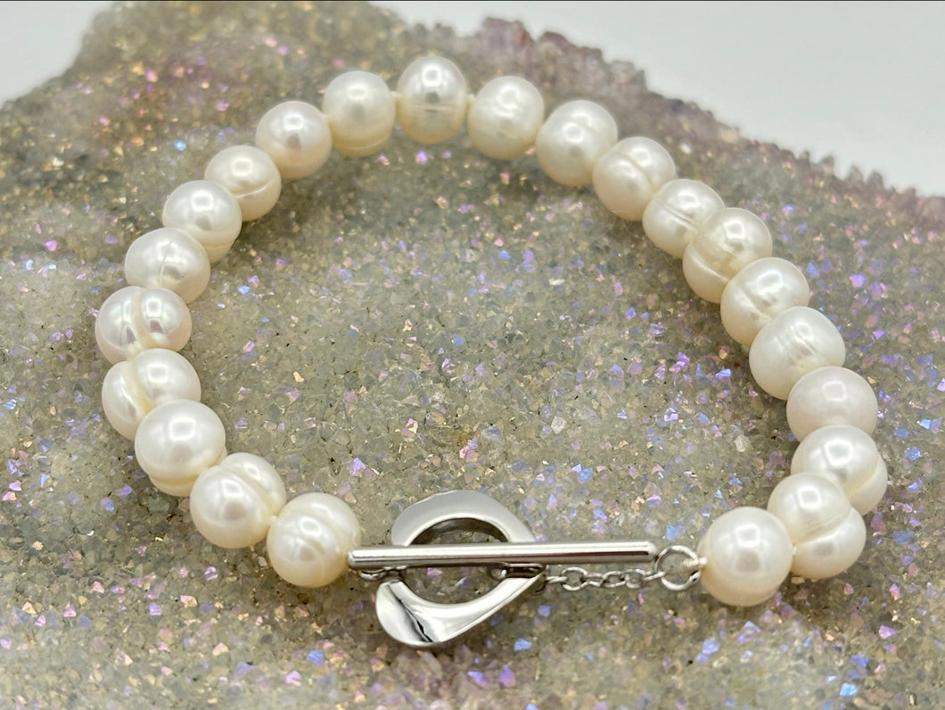 White round pearl bracelet with metal heart lock (7 mm)