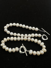 将图片加载到图库查看器，White round pearl bracelet with metal heart lock (7 mm)
