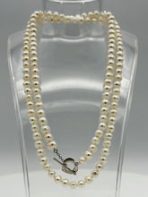 Cargar imagen en el visor de la galería, White round pearl necklace with metal heart lock (7mm 36&quot;)
