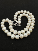 Cargar imagen en el visor de la galería, White knotted pearl necklace with metal heart lock (8 mm 16&quot;)
