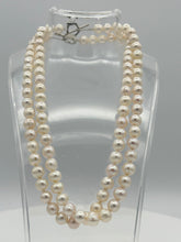 Load image into Gallery viewer, White pearl knotted necklace with metal heart lock (8 mm 18&quot;)
