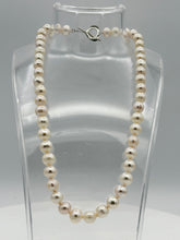 Load image into Gallery viewer, White pearl knotted necklace with metal heart lock (8 mm 18&quot;)
