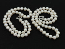 Load image into Gallery viewer, White pearl knotted necklace with metal heart lock (8 mm 18&quot;)
