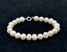 Cargar imagen en el visor de la galería, White Pearl Knotted ( Silver Bracelet )
