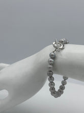 Cargar imagen en el visor de la galería, Grey Pearl Knotted ( Metal Heart Bracelet )
