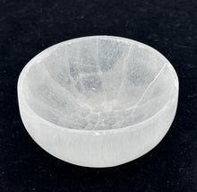 Load image into Gallery viewer, Selenite Oval Shape Charging Plate
