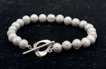 Cargar imagen en el visor de la galería, Grey Pearl Knotted ( Metal Heart Bracelet )
