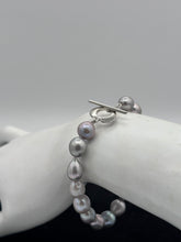 Cargar imagen en el visor de la galería, Grey Pearl Knotted ( Metal Heart Bracelet )
