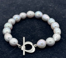 Cargar imagen en el visor de la galería, Grey Pearl Knotted ( Metal Heart Bracelet )
