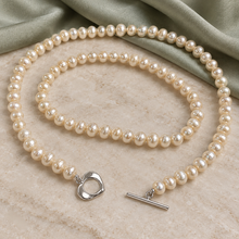 Загрузить изображение в средство просмотра галереи, Long Pearl Necklace with Metal Heart Clasp
