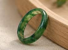 Cargar imagen en el visor de la galería, Mottled Green Jade Ring

