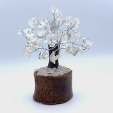 Cargar y reproducir el video en el visor de la galería, Silver wire-wrapped Gemstone Tree (Extra small)
