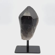 在图库查看器中加载和播放视频，Smoky Quartz Point crystal on stand
