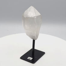 在图库查看器中加载和播放视频，Quartz Point crystal on stand
