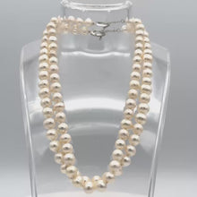 Cargar y reproducir el video en el visor de la galería, White knotted pearl necklace with metal heart lock (8 mm 16&quot;)
