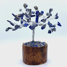 Cargar y reproducir el video en el visor de la galería, Silver wire-wrapped Gemstone Tree (Extra small)
