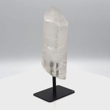 在图库查看器中加载和播放视频，Quartz point crystal on stand
