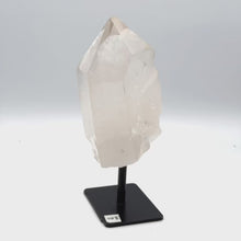 在图库查看器中加载和播放视频，Quartz point crystal on stand
