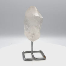 在图库查看器中加载和播放视频，Quartz point crystal on stand
