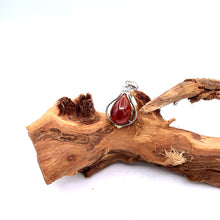 Cargar imagen en el visor de la galería, Burmese Garnet 5A Pendant
