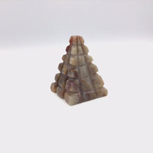 Загружайте и воспроизводите видео в средстве просмотра галереи Jasper Pyramid Figure
