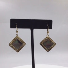 Cargar y reproducir el video en el visor de la galería, Mother of Pearl Rhombus Shape Earring in Sterling Silver (Gold Coated)
