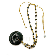 Cargar imagen en el visor de la galería, Jadeite necklace with ancient Chinese coin shaped pendant
