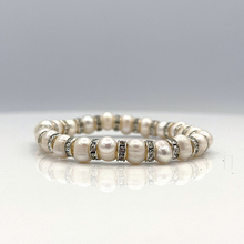 Cargar imagen en el visor de la galería, Natural fresh water pearl with cz stretchy bracelets
