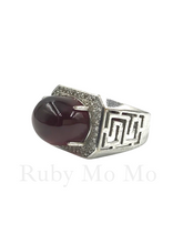 Load image into Gallery viewer, Oval shaped garnet ring in sterling silver
