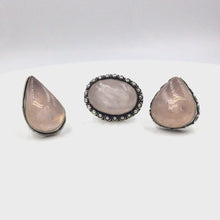 Cargar y reproducir el video en el visor de la galería, Indian Rose Quartz Ring (silver coated)
