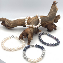 Cargar imagen en el visor de la galería, Fresh water pearl knotted silver bracelet
