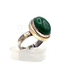 Cargar imagen en el visor de la galería, Malachite stone in oval shaped silver setting
