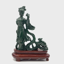 Загружайте и воспроизводите видео в средстве просмотра галереи Malachite carved sculpture (20th Century)
