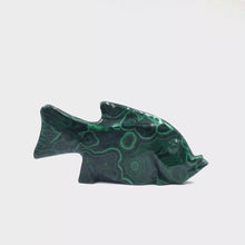 Загружайте и воспроизводите видео в средстве просмотра галереи Hand-Carved Malachite Fish Figurines
