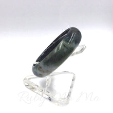 Cargar imagen en el visor de la galería, Burmese Jade Bangle bracelet
