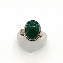 Cargar imagen en el visor de la galería, Malachite stone in oval shaped silver setting
