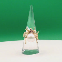 Cargar y reproducir el video en el visor de la galería, Freshwater Pearl Spider Ring in Sterling Silver (Gold Coated)
