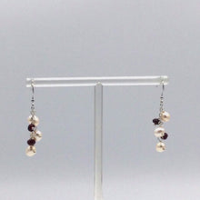 Cargar y reproducir el video en el visor de la galería, Fresh water pearl earrings in sterling silver
