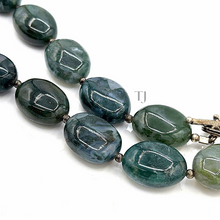 将图片加载到图库查看器，Close view of Moss agate necklace 
