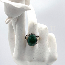 Cargar imagen en el visor de la galería, Malachite stone in oval shaped silver setting
