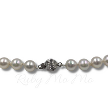 将图片加载到图库查看器，Closer view of 14k white gold clasp of Akoya Pearl Necklace
