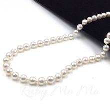 将图片加载到图库查看器，closer view of akoya pearl necklace
