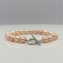 Cargar imagen en el visor de la galería, Fresh water knotted pearl bracelet with metal heart lock
