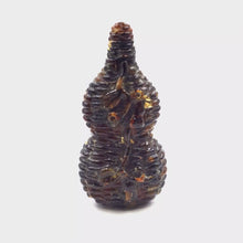 Cargar y reproducir el video en el visor de la galería, Amber hand-carved snuff bottle in weaved basket design
