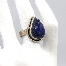 Cargar imagen en el visor de la galería, Tear drop lapis lazuli ring in sterling silver
