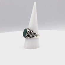 Cargar y reproducir el video en el visor de la galería, Green Onyx Ring in Sterling Silver
