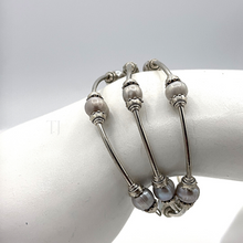 Cargar imagen en el visor de la galería, Natural Fresh Water Pearl swirl wired bracelet
