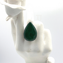 Cargar imagen en el visor de la galería, Pear shaped malachite ring in sterling silver
