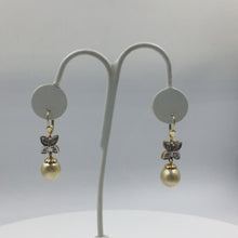 Cargar y reproducir el video en el visor de la galería, Pearl with single flower dangling earrings
